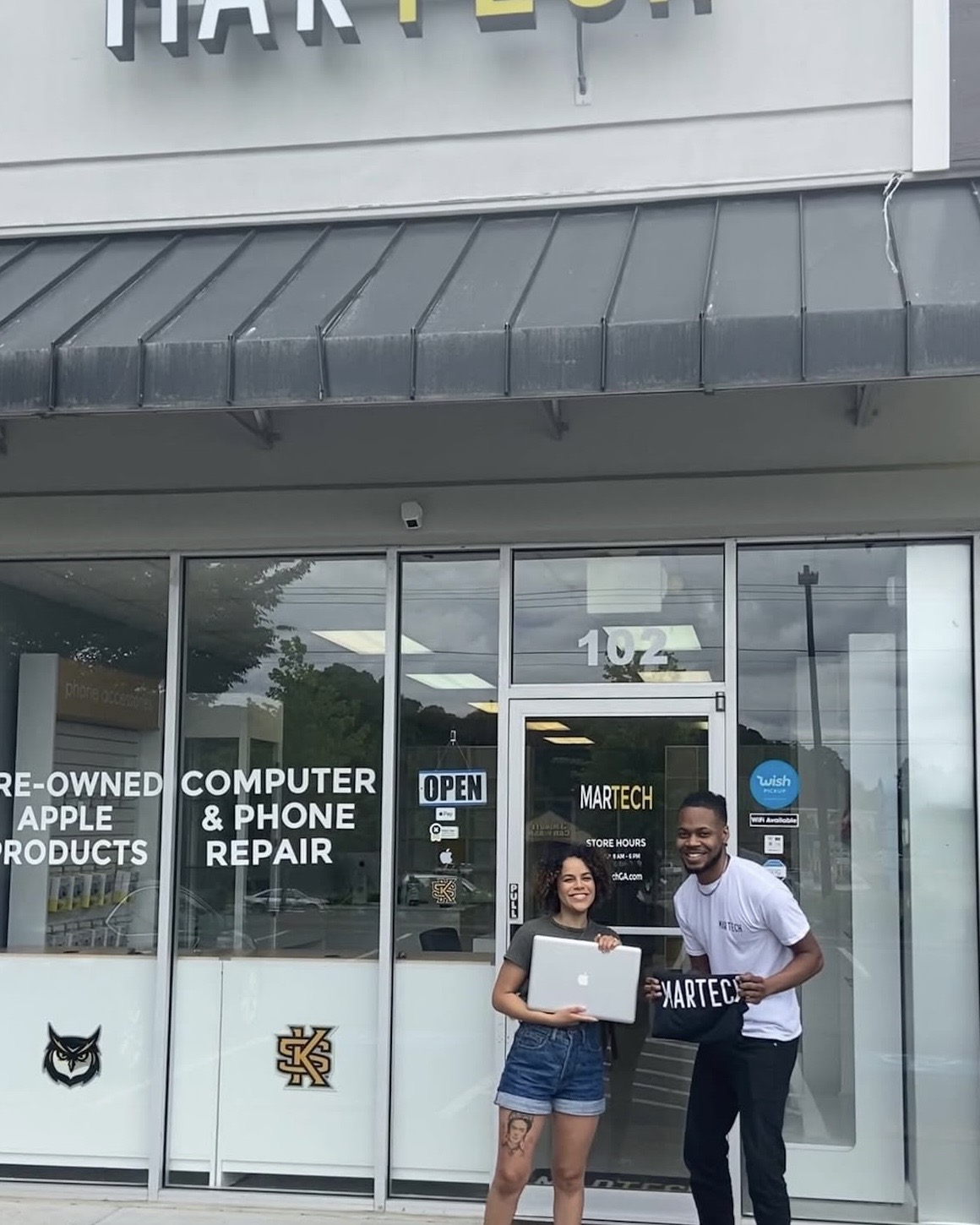 MarTech team helping customers with laptop repair in Kennesaw